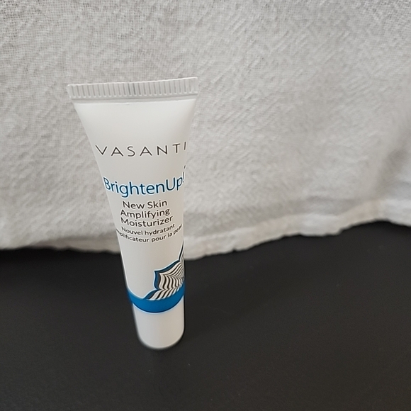 Assorted Skincare Sample Set - Picture 15 of 16